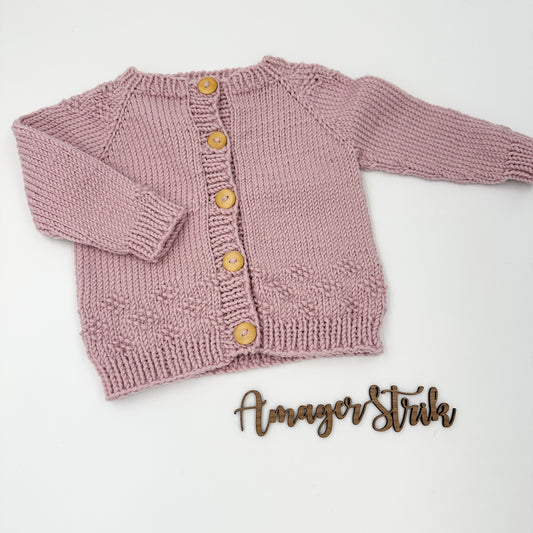 Clara’s cardigan str. 6/9 mdr i Extrafine Merino 90