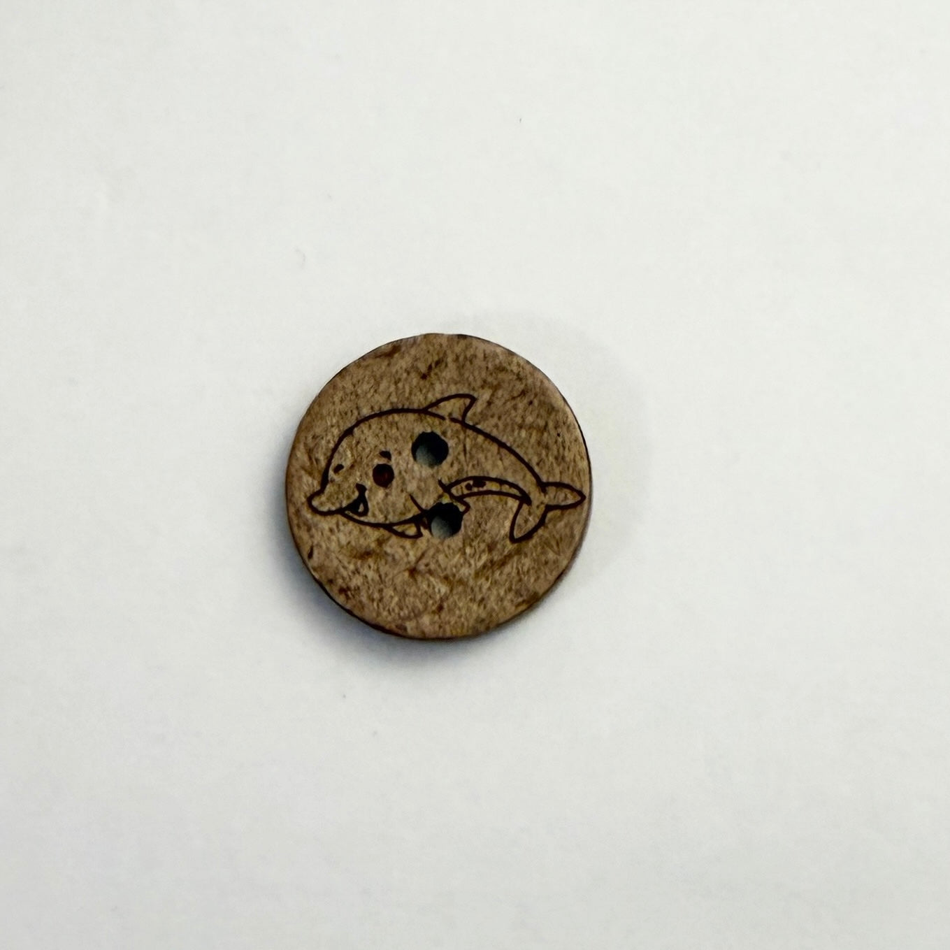 Kokos knap med Delfin i 18 mm