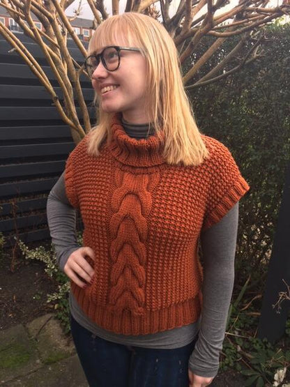Strikkekits til Vamset vest med snoninger i Extrafine merino 120