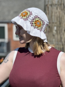 Opskrift til hæklet Blomster bøllehat i Cotton nr. 8