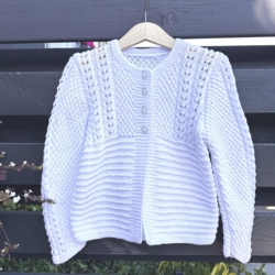 Strikkekits til Pigetrøje med hulmønster i Alliance